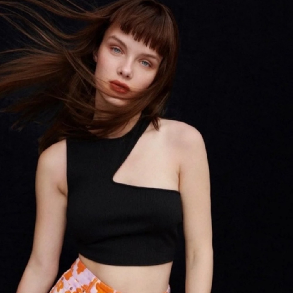 ZARA CUT OUT CROP TOP IN COLOR Black Asymmetrical
